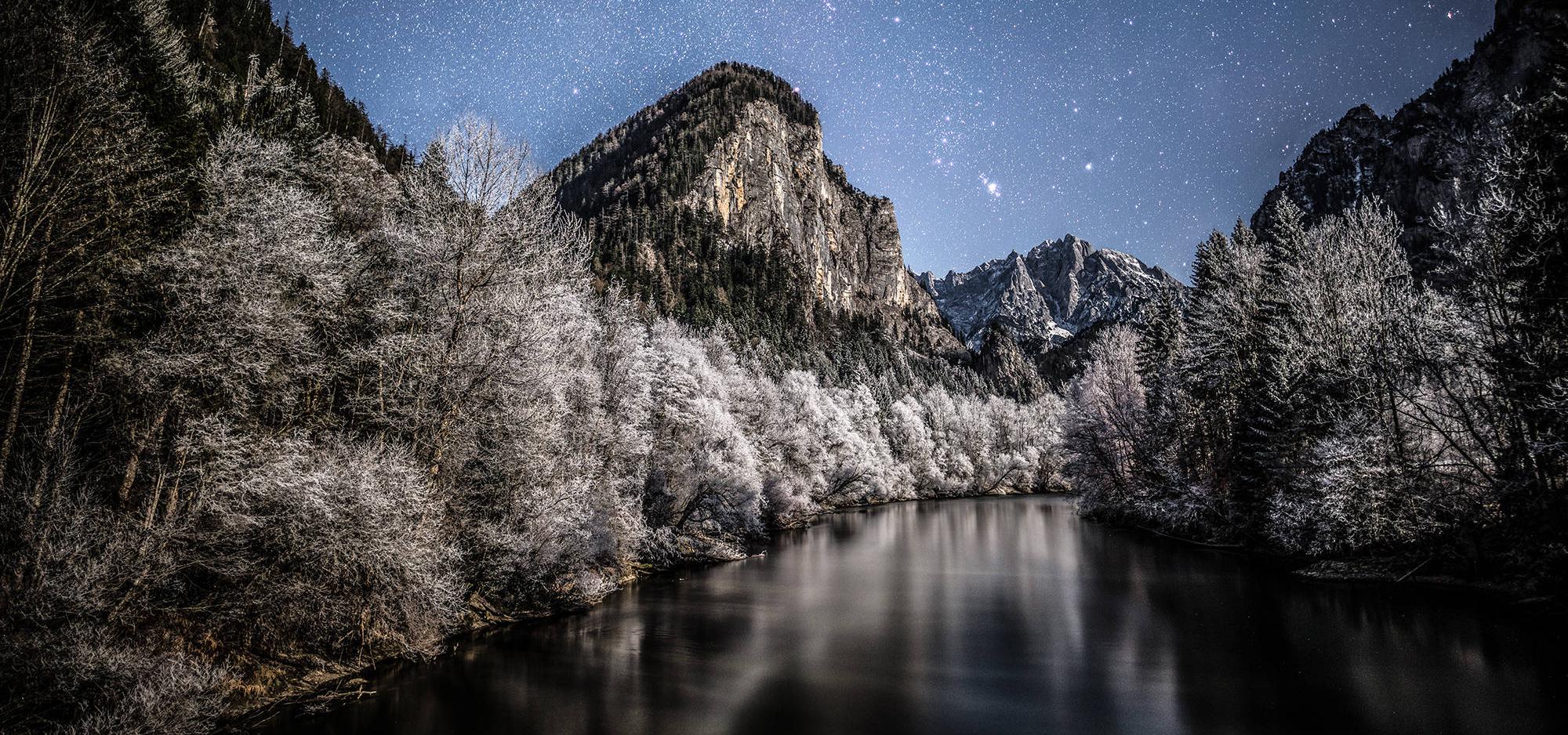 Fluss und Berg in der Nacht